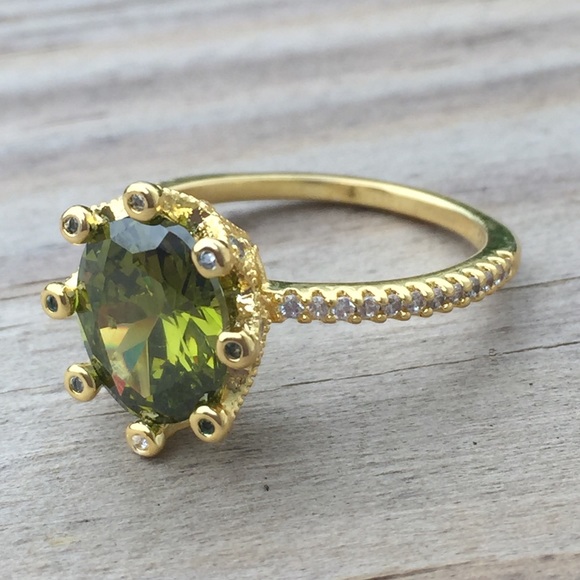 Peridot w/ cz gold over silver queen crown ring - Picture 2 of 8